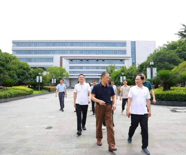 河池市向导赴嘉兴调研尊龙集团丝绸 共商高端丝绸项目落地大计